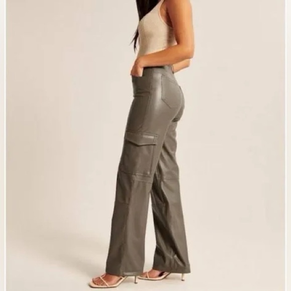 Abercrombie & Fitch The ‘90s Relaxed Jean in Taupe BrownVegan Leather - 26 SHORT